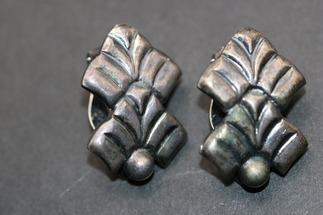 Silver Pat Pend Vintage Clip Earrings repousse Lot 1140: Silver Pat Pend Vintage Clip Earrings repousse unsigned measures 1" x 3/4"
