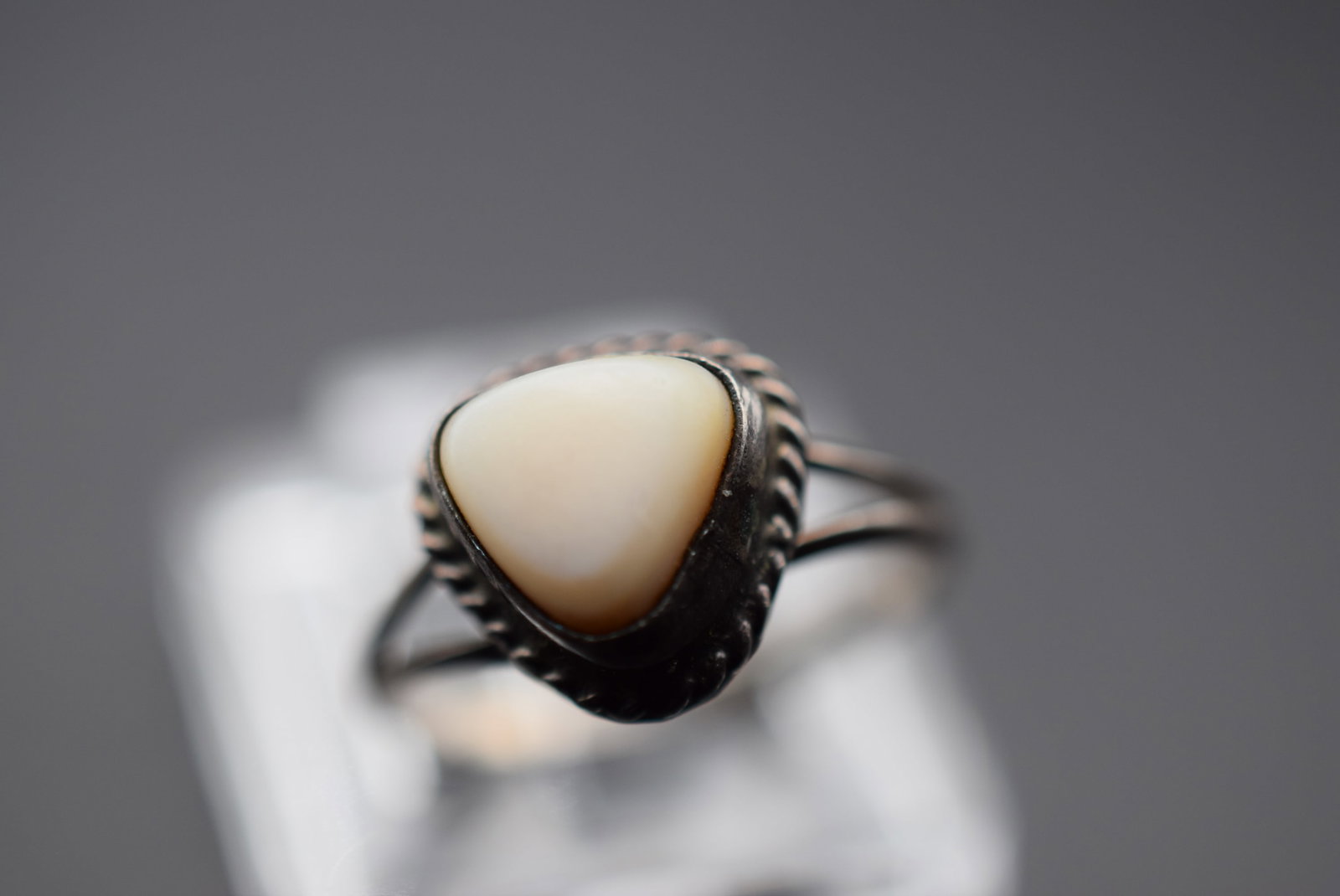 Raised Braided Sides Old MOP Mother Pearl Sterling Silver 925 Vintage Ring Size 4.5 Lot EH 1146: Raised Braided Sides Old MOP Mother Pearl Sterling Silver 925 Vintage Ring Size 4.5
