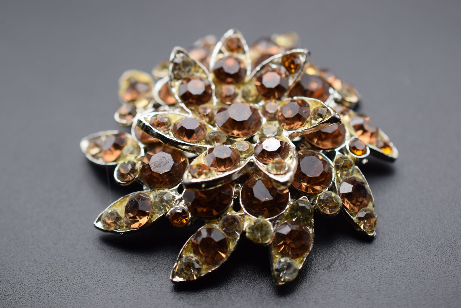 Rhinestone Brooch Pin Vintage 1940's Lot EH 1164: Rhinestone Brooch Pin Vintage 1940's measures 2 1/2" in diameter