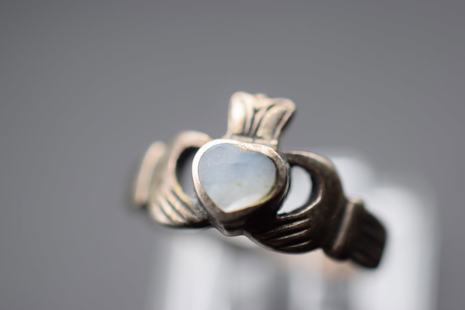 Claddah Mother of Pearl Heart Sterling Silver 925 Vintage Ring Size 7.75 Lot EH 1186: Claddah Mother of Pearl Heart Sterling Silver 925 Vintage Ring Size 7.75 top measures 1/2" wide signed 925 weighs 2.8 grams