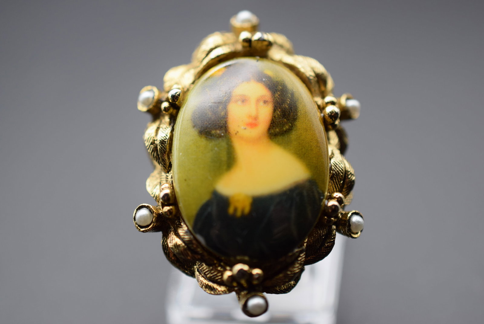 Huge 1970's Portrait Scene Vintage Ring Size 7 Lot EH 1194: Huge 1970's Portrait Scene Vintage Ring Size 7 top measures 1 1/2" x 1 1/8"