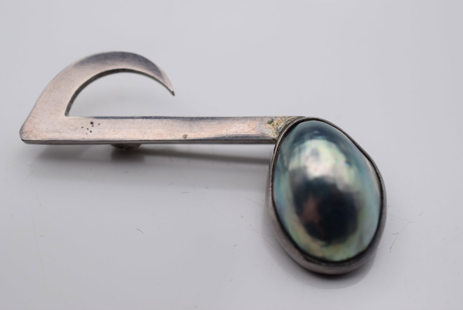 Music Note Mabe Pearl Sterling Silver Brooch Pin Lot Fi 38: Music Note Mabe Pearl Sterling Silver Brooch Pin measures 1 3/4" x 3/4"