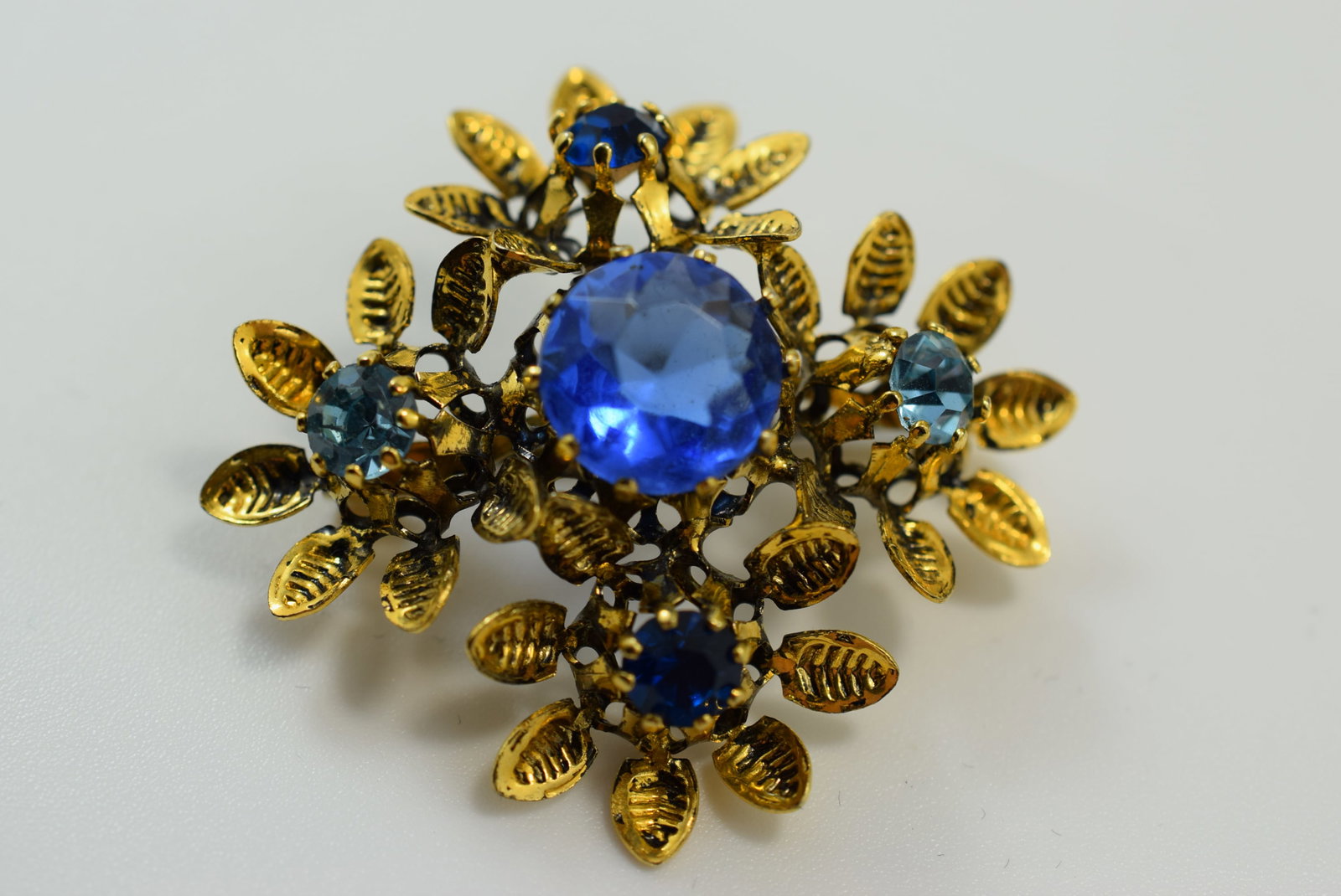 Rhinestone Flowers Brooch Pin 1940's Vintage Lot IL 112: Rhinestone Flowers Brooch Pin 1940's Vintage measures 1 3/4" wide