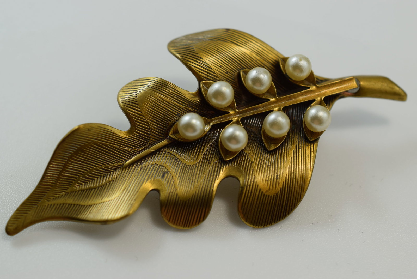 Pearl Faux Brooch Pin Vintage 1940's Lot IL 113: Pearl Faux Brooch Pin Vintage 1940's measures 2 5/8"