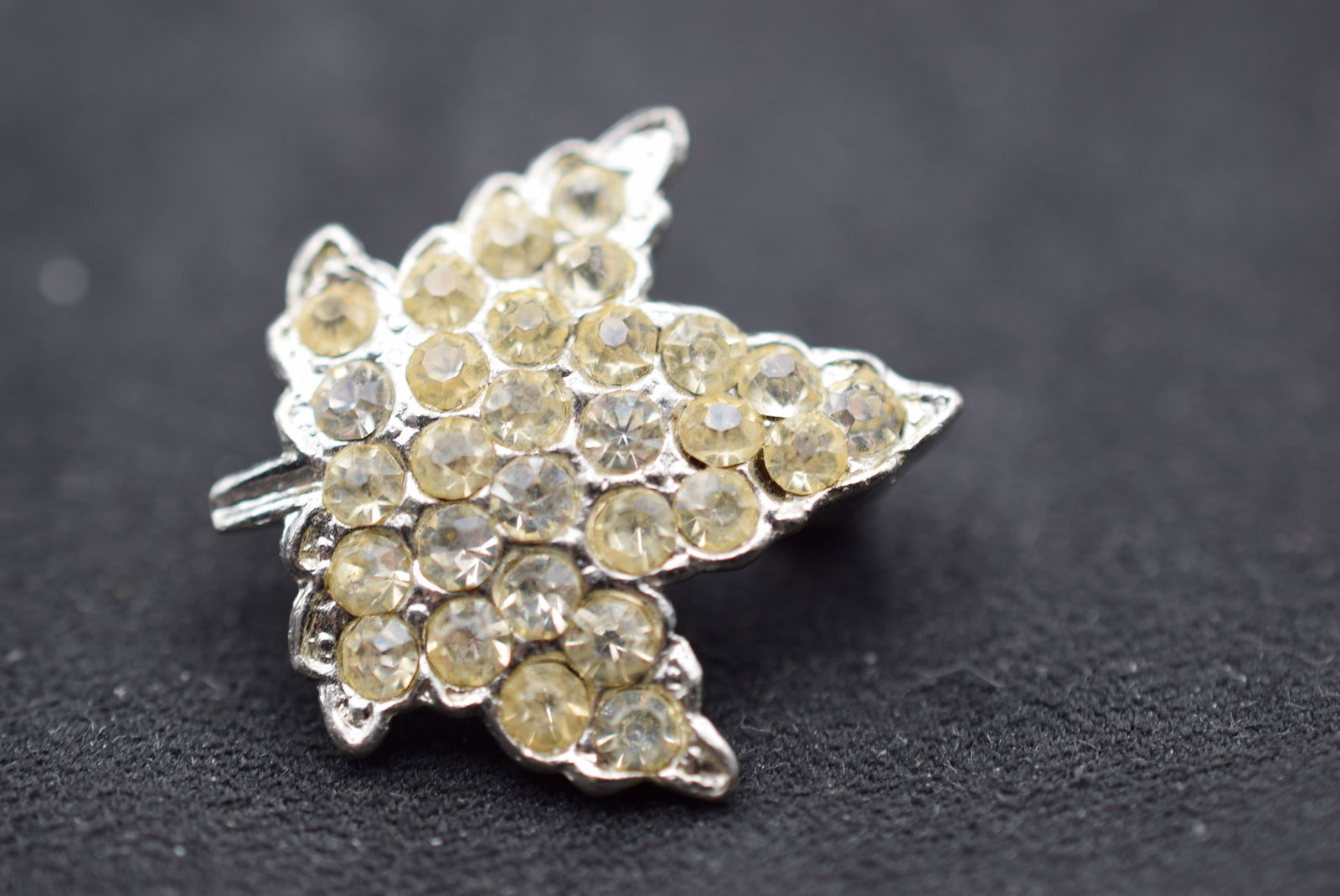 Coro Rhinestone 1940's Maple Leaf Brooch Pin Vintage Lot Fi 115: Coro Rhinestone 1940's Maple Leaf Brooch Pin Vintage measures 1" x 1"