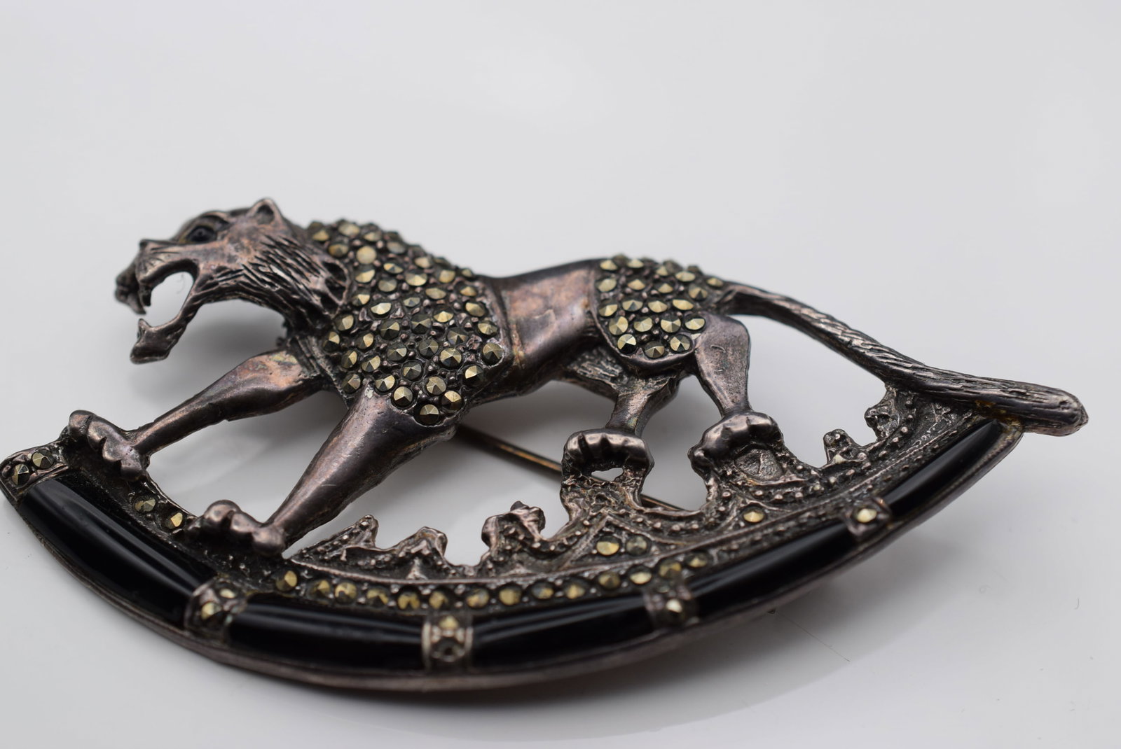 Marcasite Onyx Sterling Silver 925 Lion Panther Brooch Pin Vintage Lot Fi 124: Marcasite Onyx Sterling Silver 925 Lion Panther Brooch Pin Vintage measures 2 3/4" x 1 1/2" signed 925 weighs 14.19