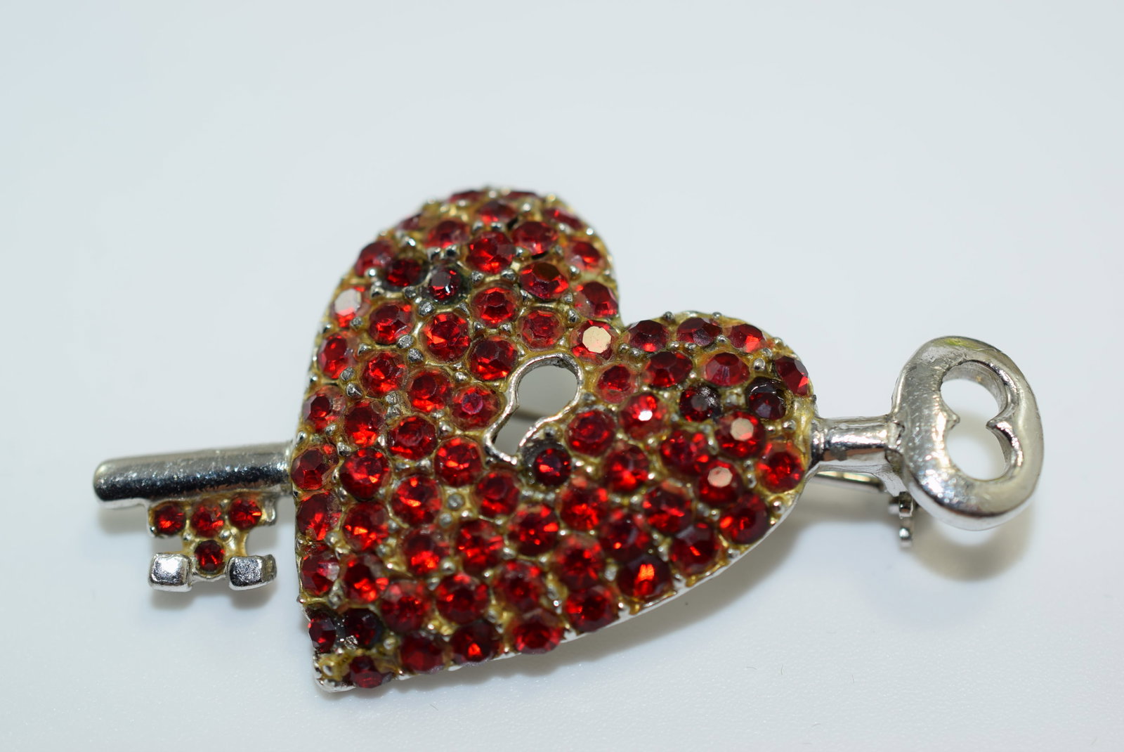 Red Rhinestone Key Heart Brooch Pin Lot IL 126: Red Rhinestone Key Heart Brooch Pin Vintage 1940's measures 2"