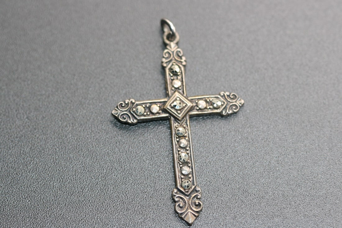 Sterling Silver Vintage Marcasite Cross 925 Pendant .Lot#215: Sterling Silver Marcasite Cross 925 Pendant measures 1 3/8" x 1"