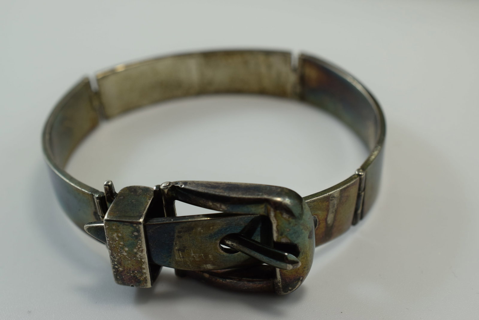 Spaliu Sterling 52 gram Belt Bracelet WOW Opens up Lot IL 219: Spaliu Sterling 52 gram Belt Bracelet WOW Opens up completely with the hinge is amazing no less, tip to tip measures 8 1/2"
