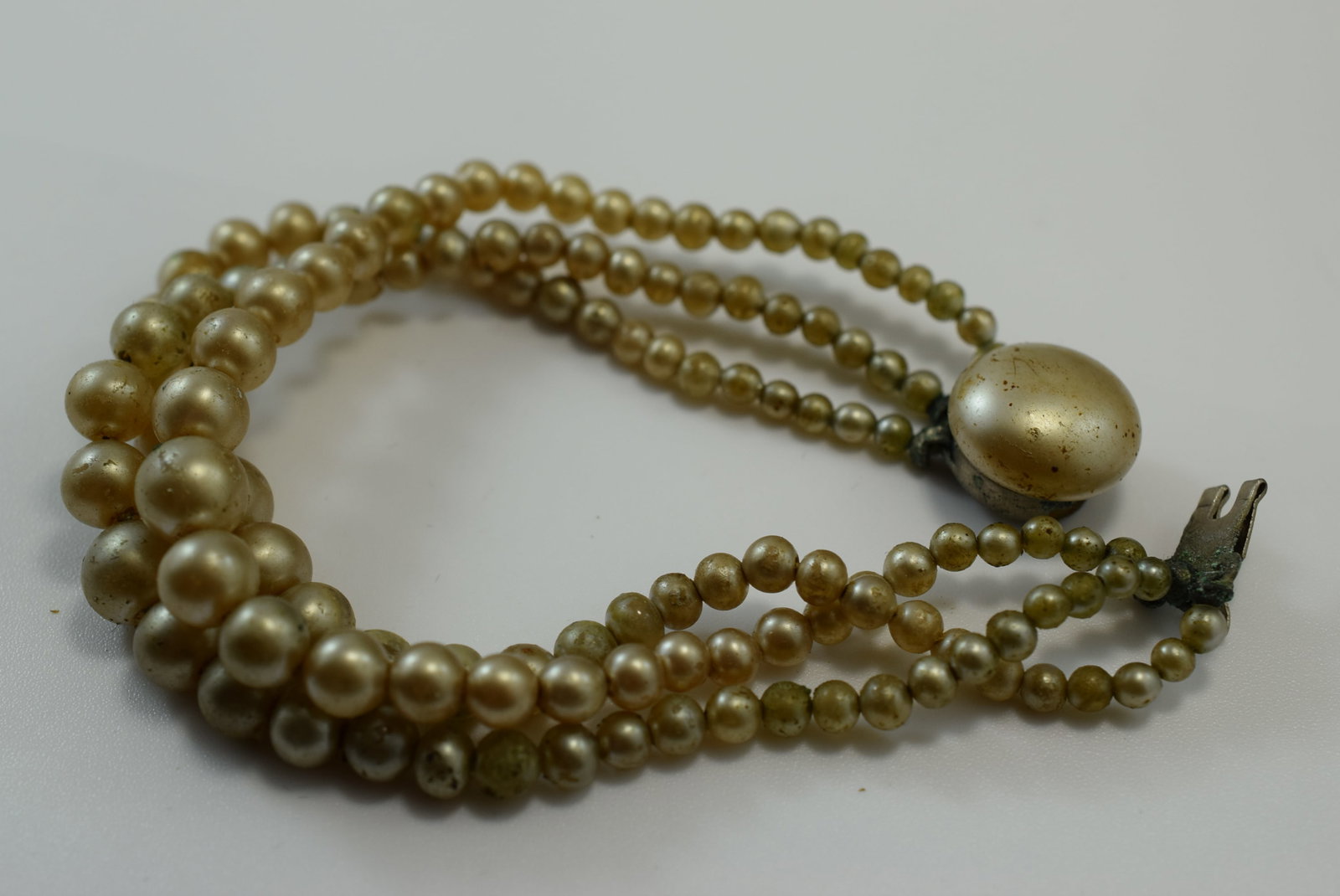1930's Triple Strand Glass Pearl Bracelet Lot IL 265: 1930's Triple Strand Glass Pearl Bracelet Vintage 7"