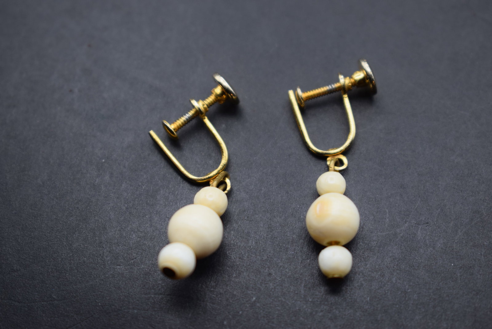 1940's Bead Screw Back Earrings Vintage Lot 367: 1940's Bead Screw Back Earrings measures 1 1/4" Long Vintage