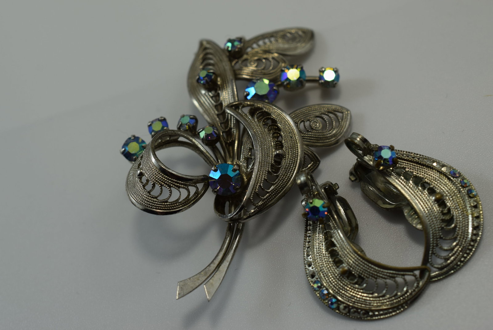 Filigree Brooch and Clip Earrings Vintage Rhinestone Lot IL 372: Filigree Brooch and Clip Earrings Vintage Rhinestone