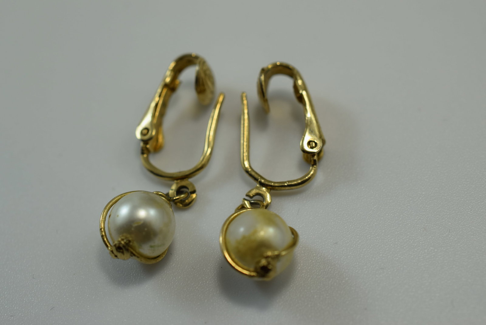 Sarah Coventry Caged Pearl Clip Signed Earrings Vintage Lot IL 379 (1 of 2)