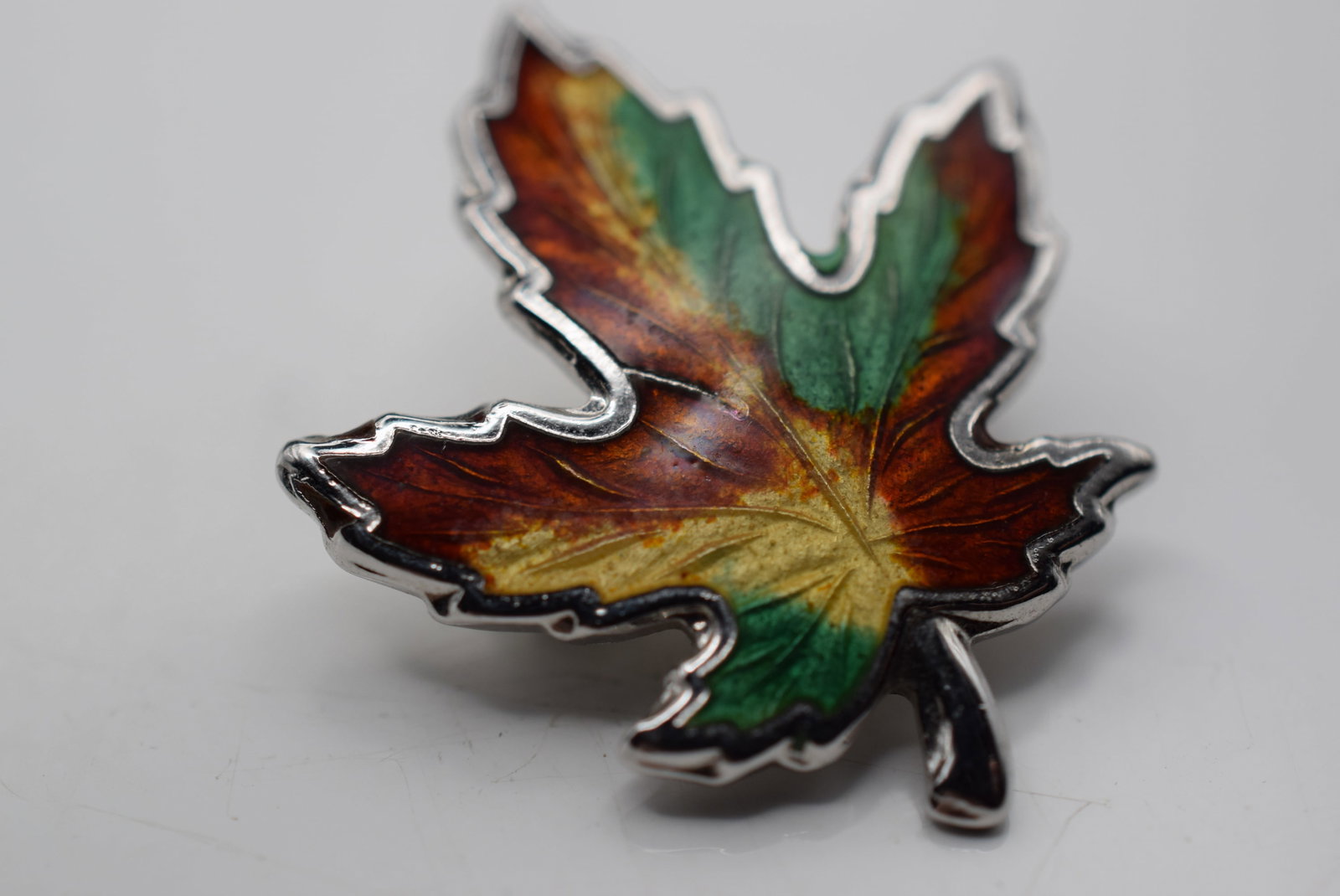 Enamel Maple Leaf Brooch Pin Sterling Vintage 1970's Lot Fi 385 (1 of 2)
