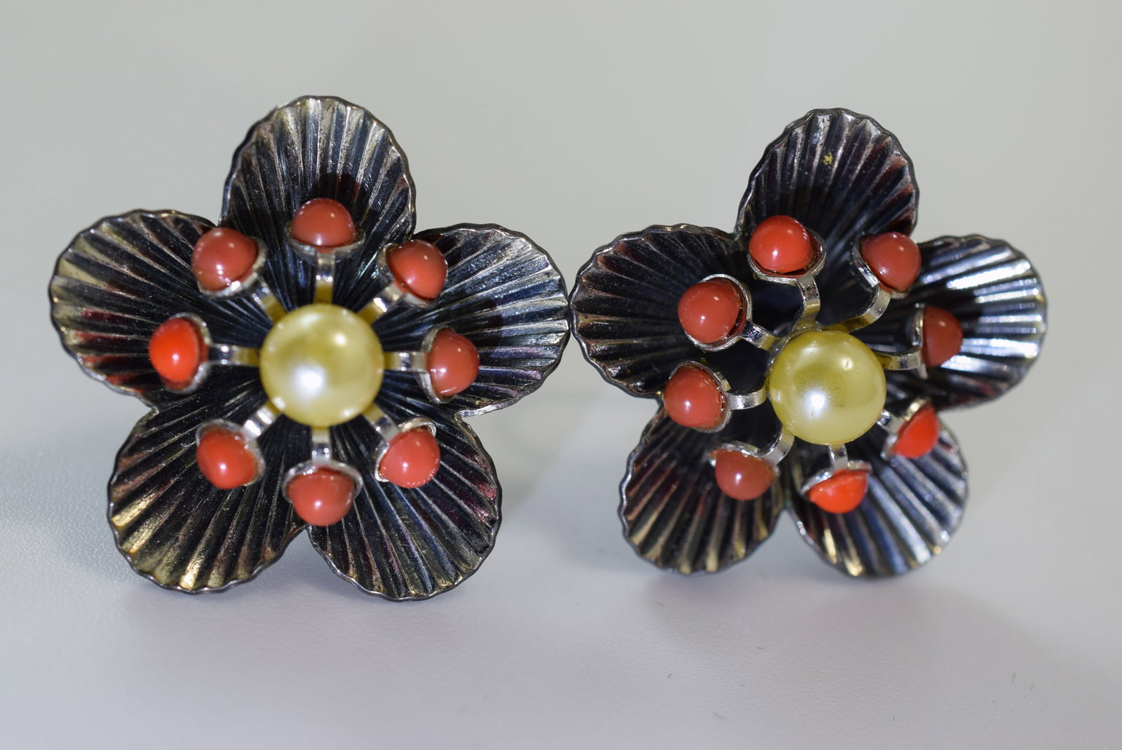 Avon Screw Back 1940's Early Earrings 1 1/8" Lot IL 394: Avon Screw Back 1940's Early Earrings 1 1/8"