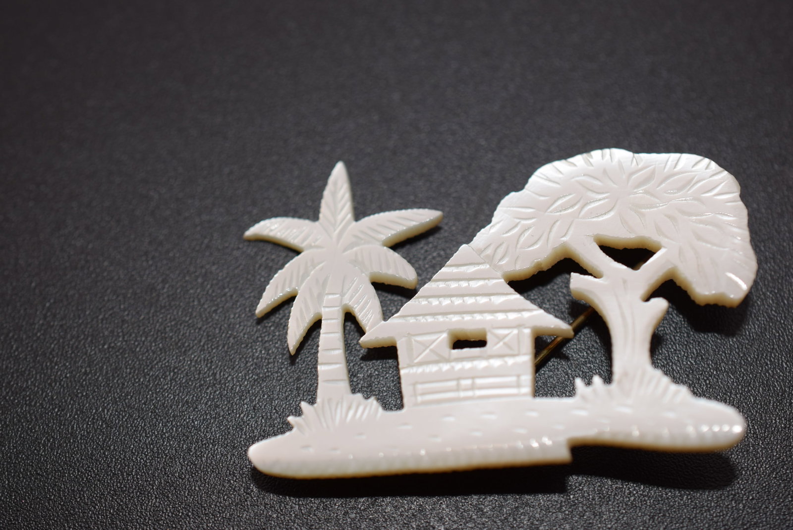 Mother of Pearl Carved Palm Island Scene Brooch Pin Vintage Lot Fi 412: Motther of Pearl Carved Palm Island Scene Brooch Pin Vintage