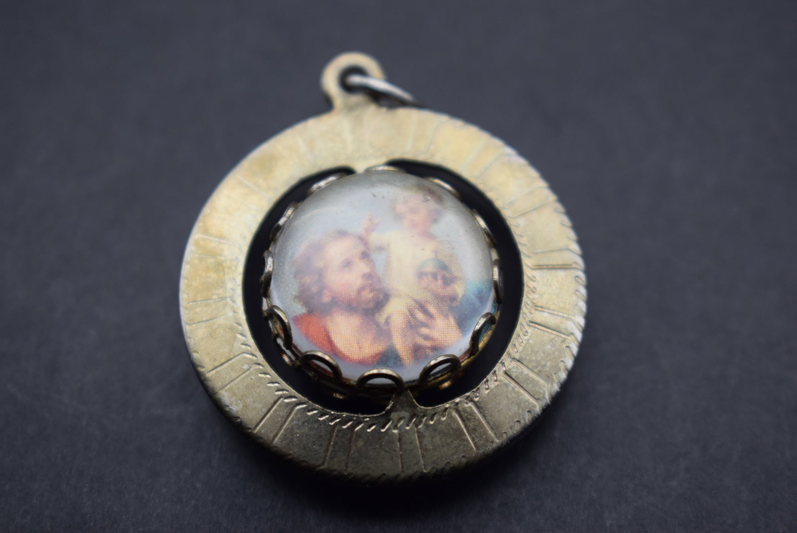 Lucite Vintage Christian Religious Pendant LOOK Lot 426: Lucite Vintage Christian Religious Pendant Measures 1 3/8" in diameter