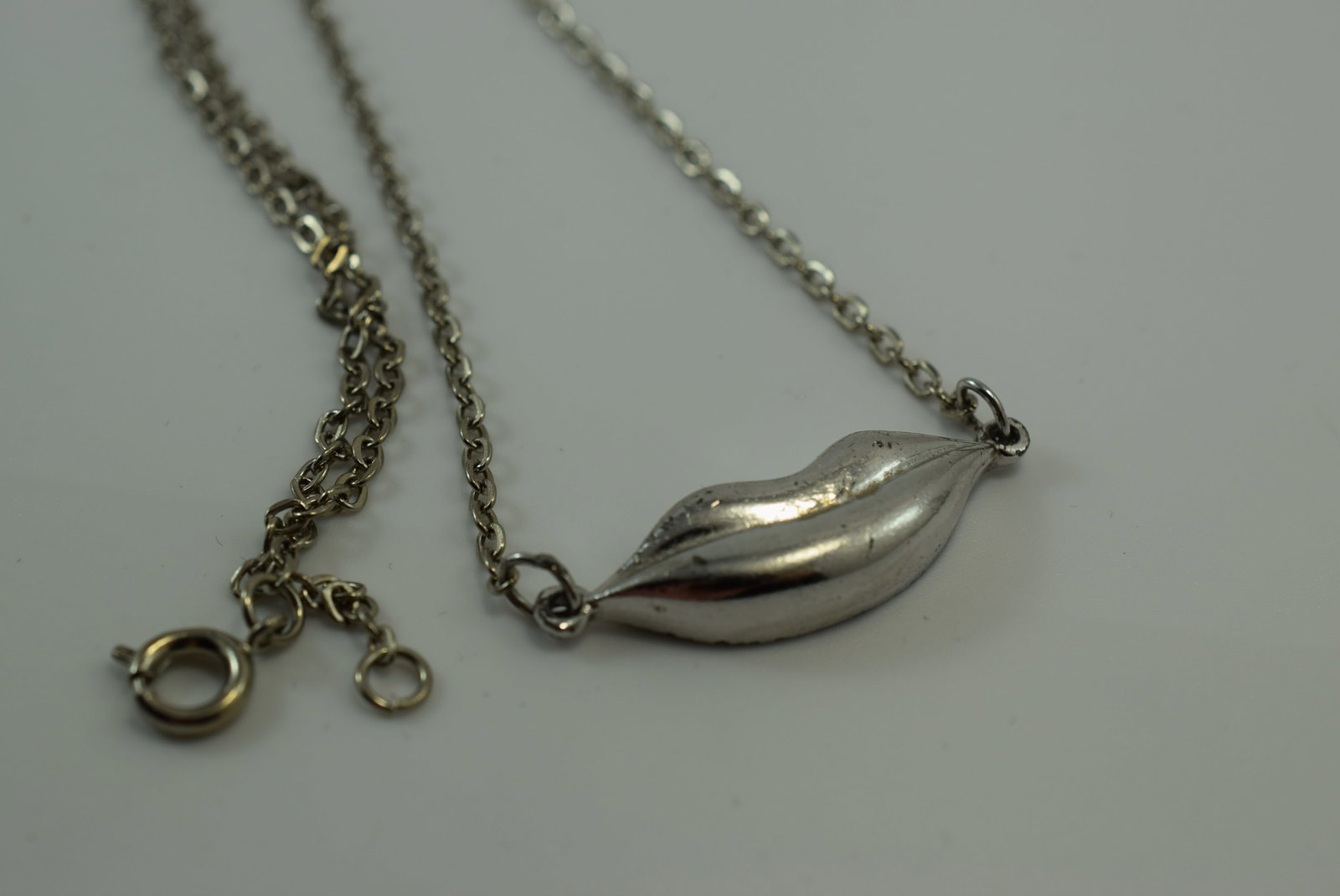 Lips Necklace 20" Lot IL 452: Lips Necklace 20"