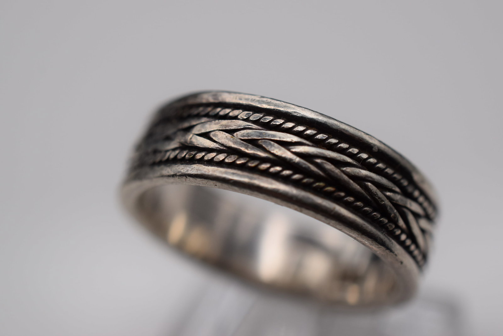 Repousse Wide Band Raised Dots and Stone Sterling Silver Ring size 8 Lot Fi 455: Repousse Wide Band Raised Dots and Stone Sterling Silver Ring size 8