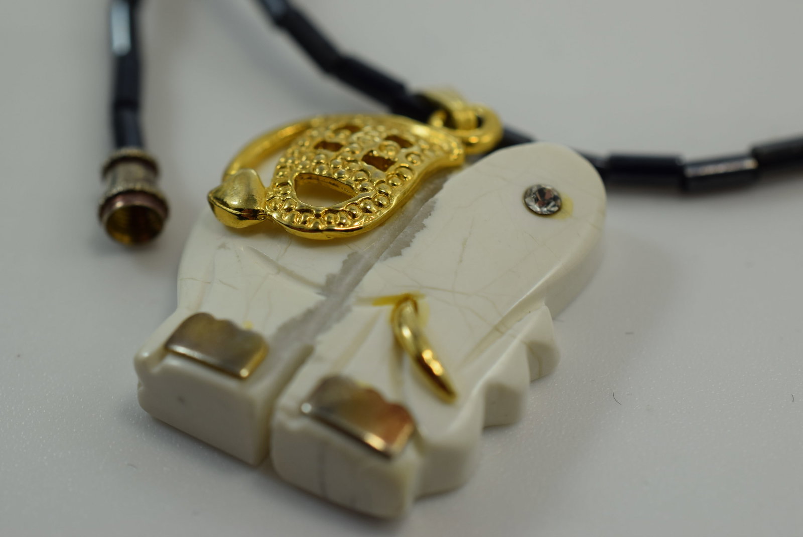 Hematite bead White Elephant Stone Necklace 18 1/2" Lot IL 478: Hematite bead White Elephant Stone Necklace 18 1/2"