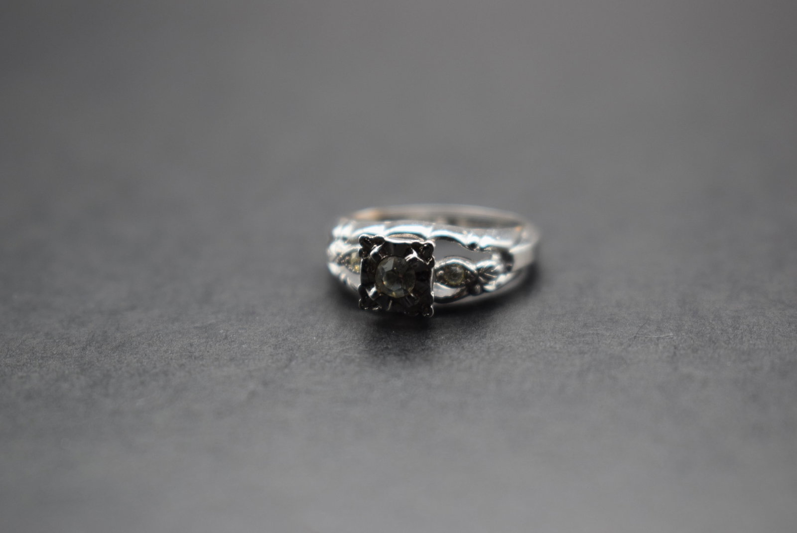14K Gold Filled and Sterling Solitaire Size 5.5 Lot 482: 14K Gold Filled and Sterling Solitaire Size 5.5 weighs 2.56 grams