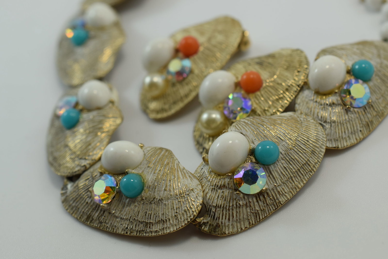 Capri Enamel Shells Necklace Earrings Set 1940's Vintage Necklace Lot IL 507: Capri Enamel Shells Necklace Earrings Set 1940's Vintage Necklace measures 17" long Clip Earrings 1 3/8"