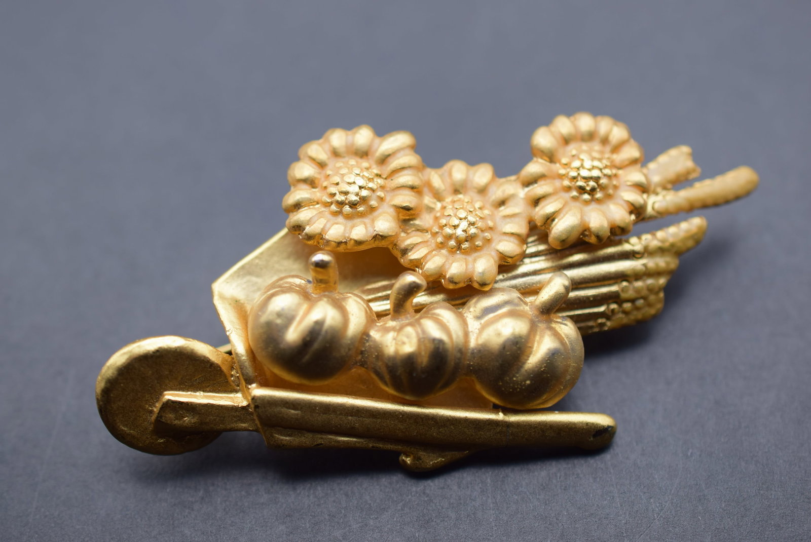 AAI American Associates Inc Rhode Island Pumpkins and Sunflowers Brooch Lot 561 (1 of 3)