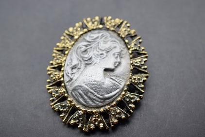 Cameo Brooch Pin Vintage Lot 590 (1 of 2)