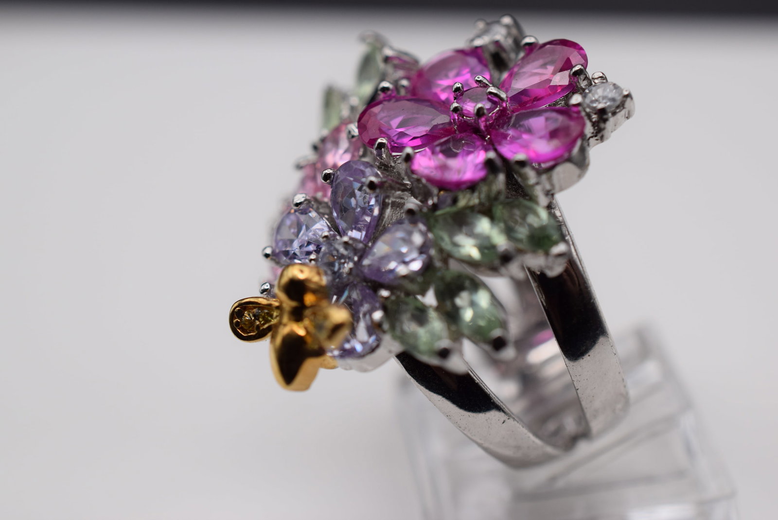 WOW AMAZING Massive Flower Cz Bumble Bee Sterling Ring Size 6.75 Lot Fi 593: WOW AMAZING Massive Flower Cz Bumble Bee Sterling Ring Size 6.75 top measures 1 1/4" x 1 1/8" signed 925 inside has the cutest bumble bee perched on one flower and the cz colors are stunning
