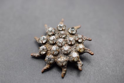 Sweetheart Rhinestone Brooch Pin Vintage Lapel Pin Lot 596: Sweetheart Rhinestone Brooch Pin Vintage Lapel Pin measures 1 1/4" in diameter