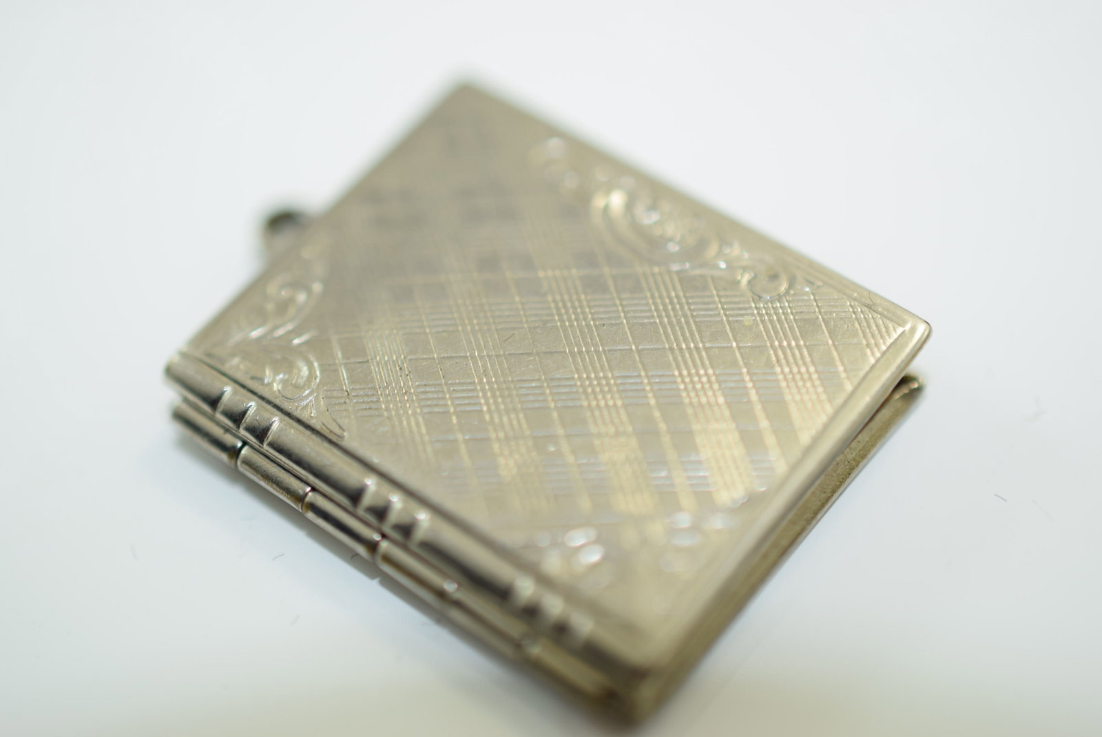 Vintage Book Locket With Insterts 1 1/4" x 7/8" Lot IL 599 (1 of 3)