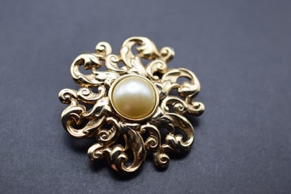 Pearl 1940's Brooch Pin Vintage Sun Shapped Scrollwork Lot 612: Pearl 1940's Brooch Pin Vintage Sun Shapped Scrollwork Measures 1 1/2" in diameter