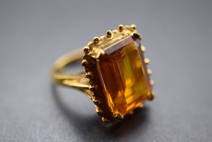 Huge topaze Crystal Cocktail Ring 1970's Size 6 Lot 663: Huge topaze Crystal Cocktail Ring 1970's Size 6 measures 7/8" wide on the top