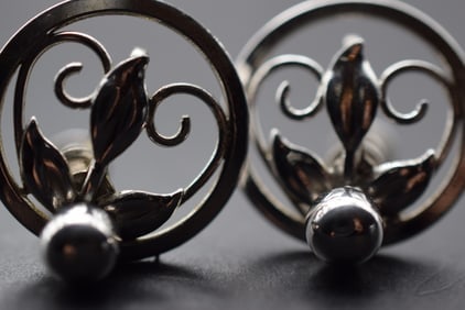 Bond Boyd Sterling Screw back Earrings Vintage Signed Lot 682: Bond Boyd Sterling Screw back Earrings Vintage Signed weighs 4.49 grams measures 7/8" in diameter
