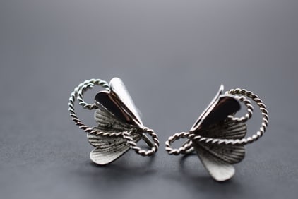 Bond Boyd Sterling Screw back Earrings Vintage Signed Lot 686: Bond Boyd Sterling Screw back Earrings Vintage Signed weighs 4.42 grams measures 7/8" x 1/2"