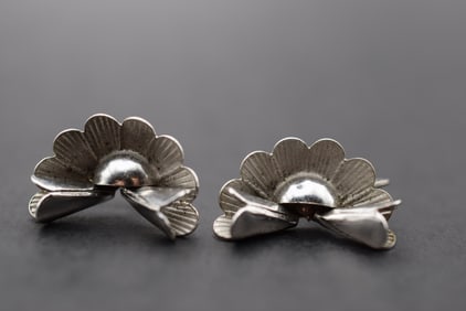 Bond Boyd Sterling Screw back Earrings Vintage Signed Lot 690: Bond Boyd Sterling Screw back Earrings Vintage Signed weighs 6 grams measures 1" x 5/8"
