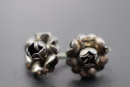 Sterling Screwback Earrings Vintage signed Lot 696: Sterling Screwback Earrings Vintage signed weighs 5.61 grams measures 5/8" in diameter