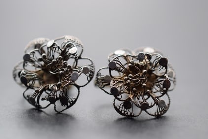Filigree Screwback Earrings Vintage Lot 697: Filigree Screwback Earrings Vintage measures 7/8" in diameter