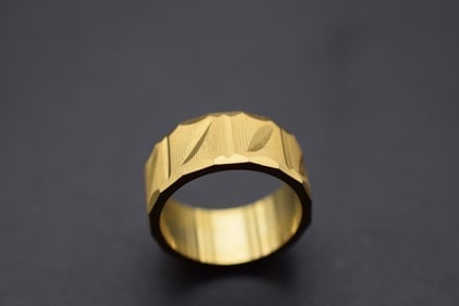1970's Etched Band Ring Size 6 Lot 701: 1970's Etched Band Ring Size 6 measures 3/8" wide