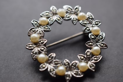 Sweet Pearl Lapel Pin Brooch Rhinestones Vintage Lot 704 (1 of 2)