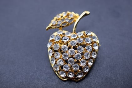 Rhinestone Apple Brooch Pin Vintage Lot 748: Rhinestone Apple Brooch Pin Vintage measures 1 3/4" x 1 1/4"