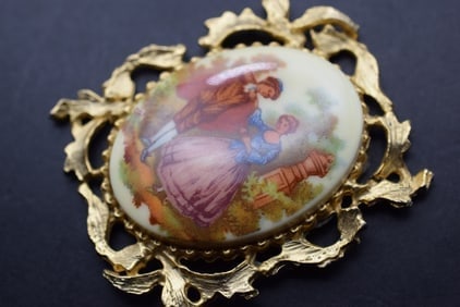 Figural Vintage Scene Plaque Lot 806: Figural Vintage Scene Plaque jewelry Measures 2" x 1 7/8" and has glue on the back
