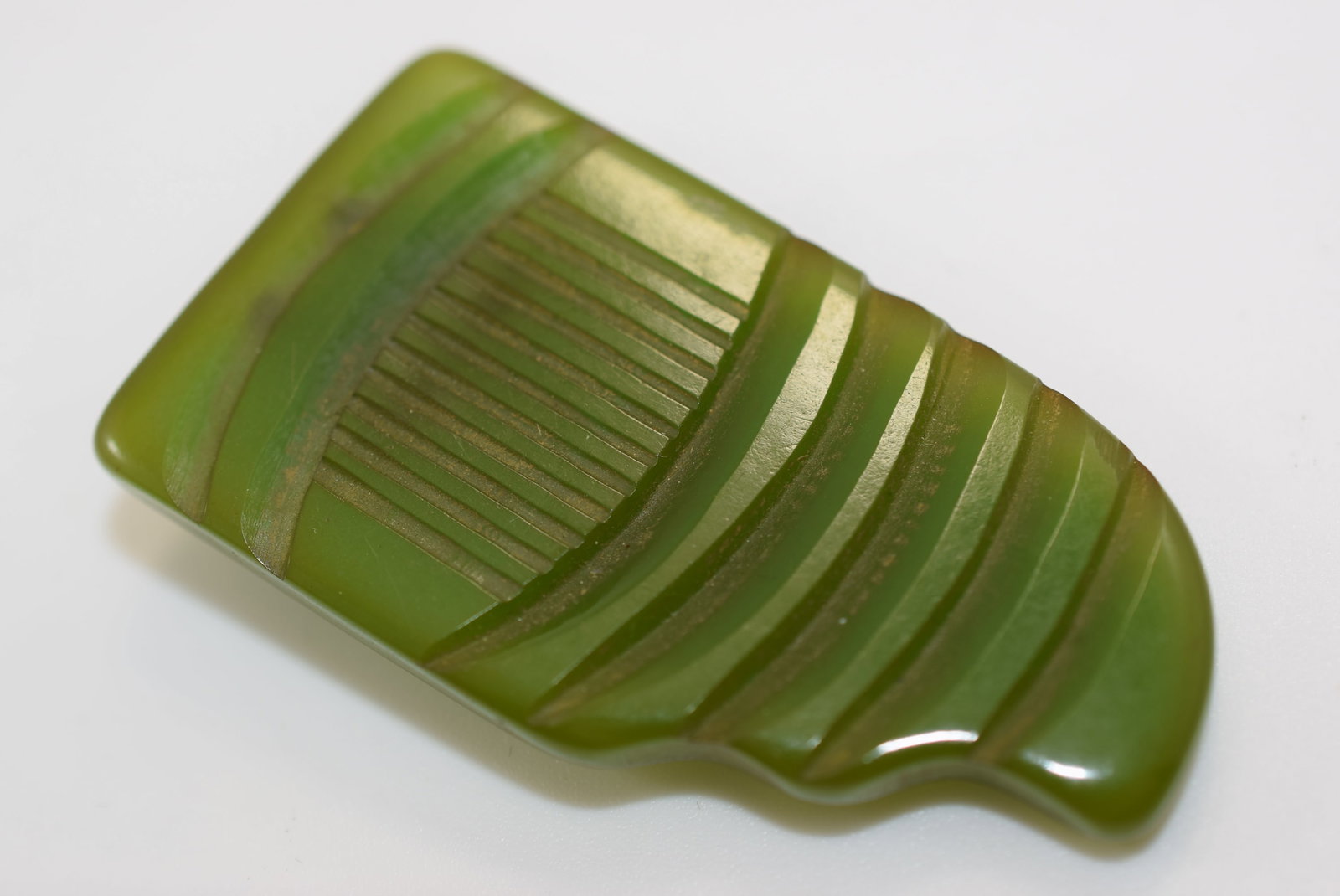 Carved Bakelite Clip 1940's 2" Vintage Lot IL 808 (1 of 2)