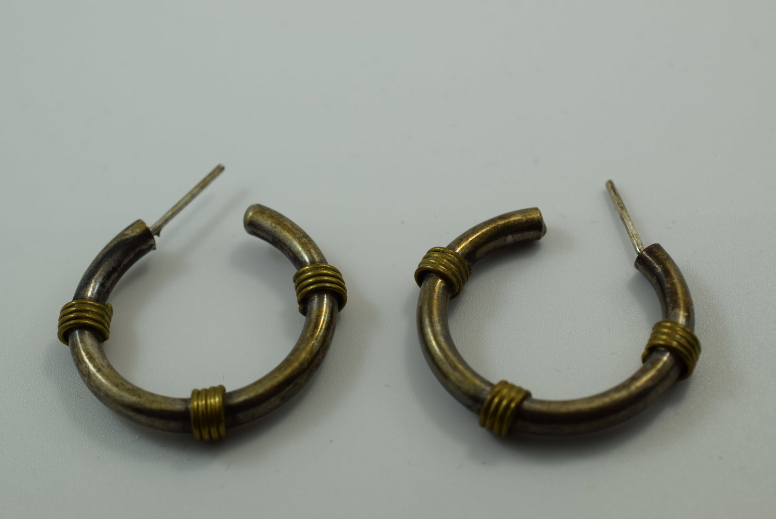 Vintage Eastern Hoop Earrings no Butterfly backs 1 1/4" Lot IL 824 (1 of 2)