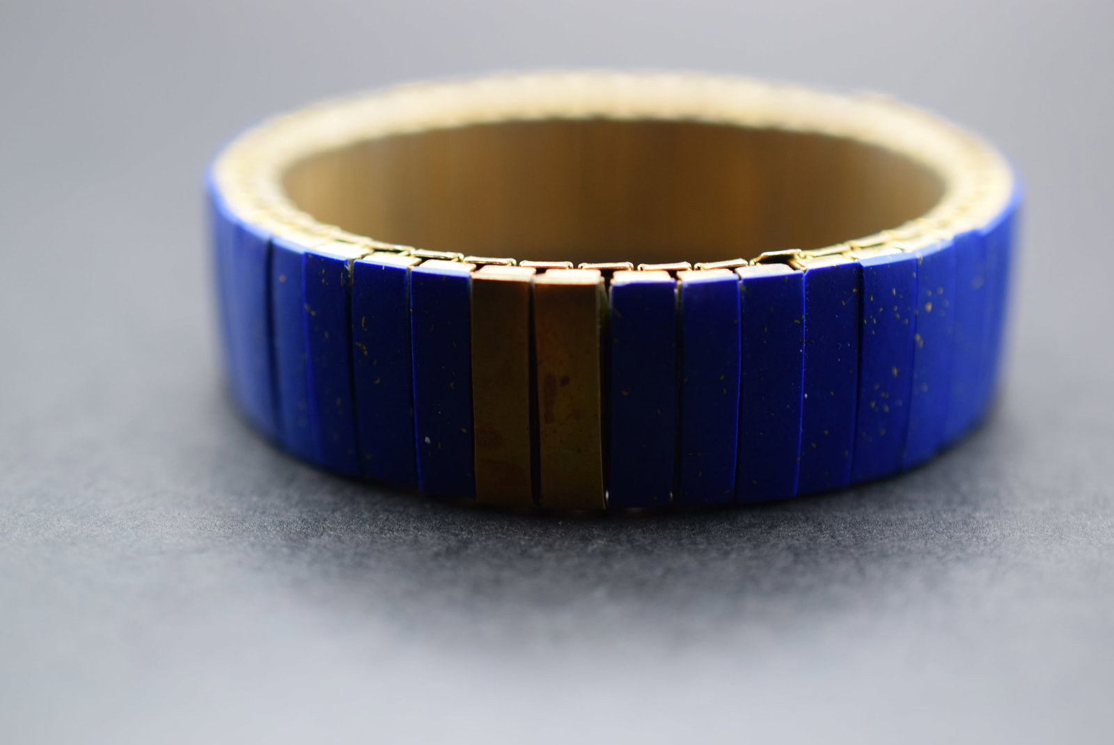 Lapis Genuine stone Bracelet stretch Lot 836: Lapis Genuine stone Bracelet stretch missing one link stone measures 5/8" Wide