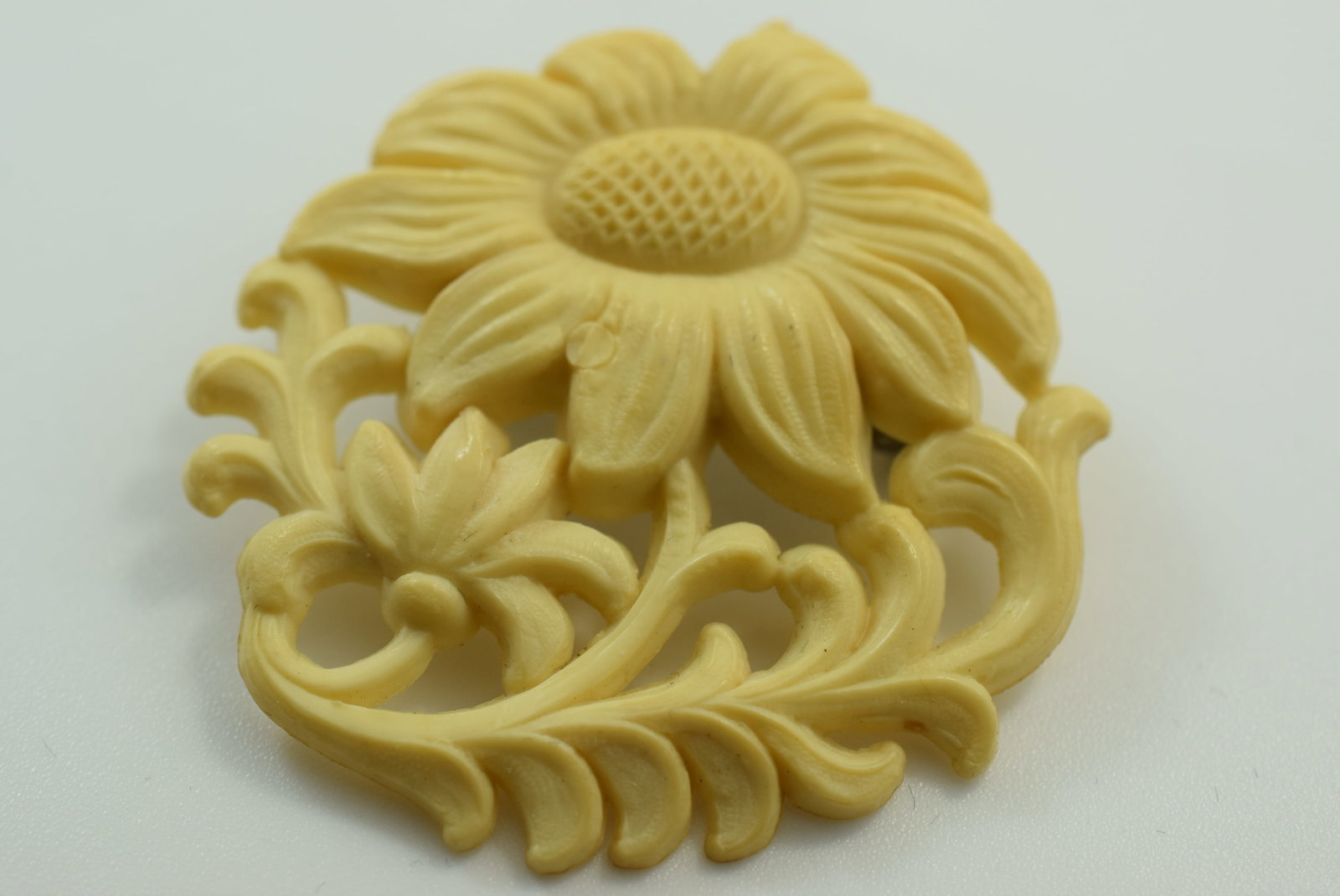 Featherlite Celluloid Flower Brooch Pin 1930's Vintage 1 3/4" Lot IL 869: Featherlite Celluloid Flower Brooch Pin 1930's Vintage 1 3/4"
