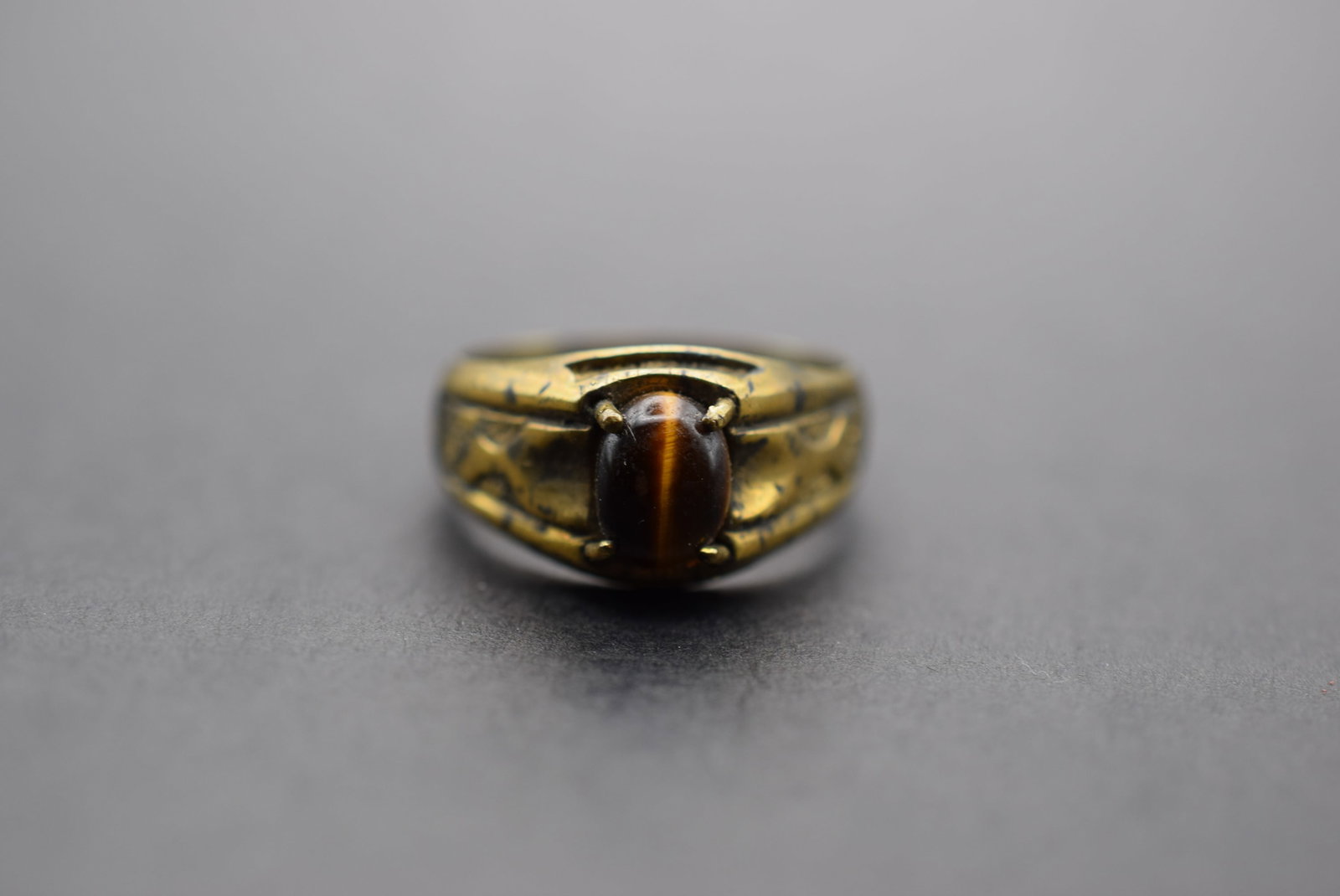 Sterling Tiger Eye Ring Size 9.5 Lot 872: Sterling Tiger Eye Ring Size 9.5 weighs 3.73 grams