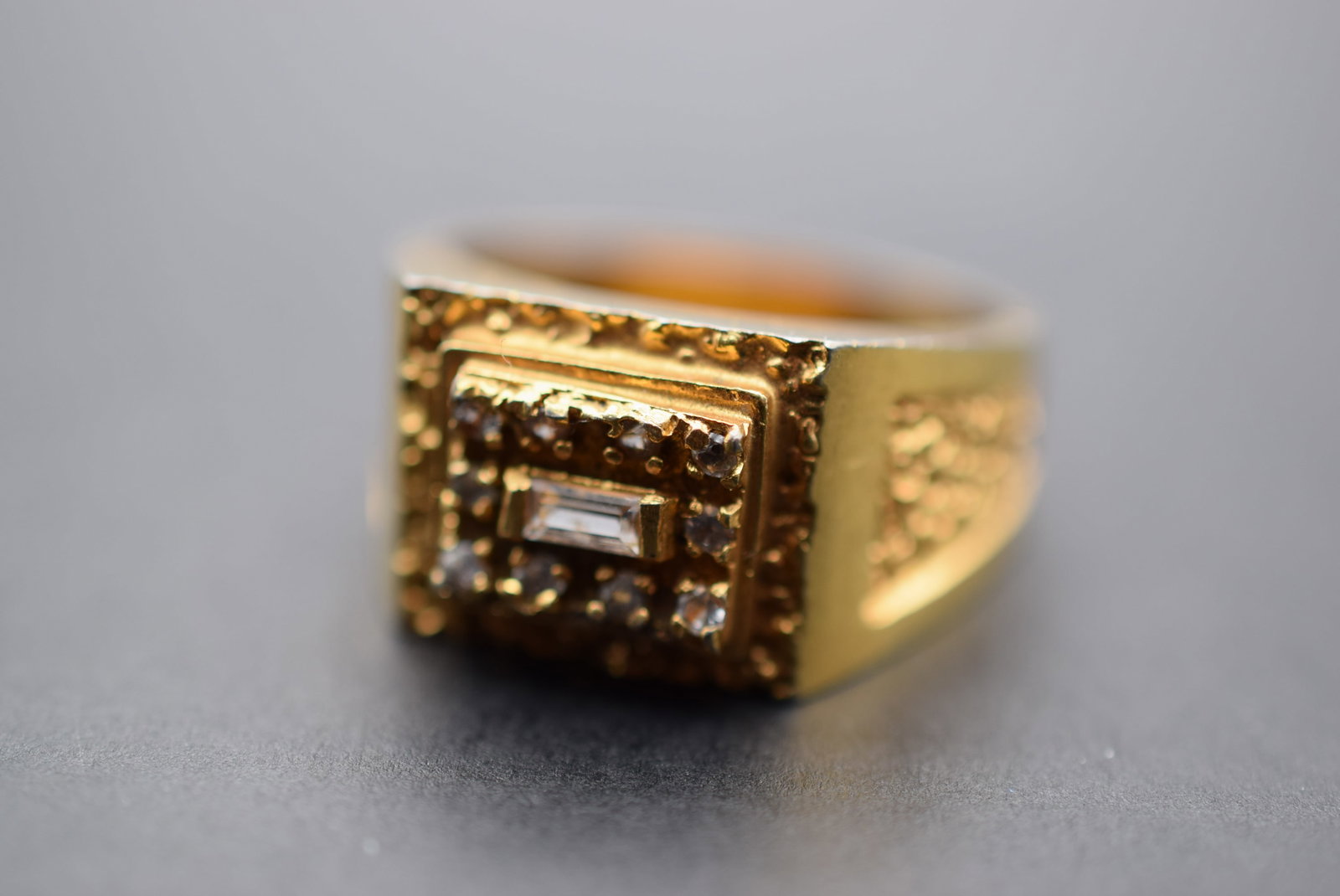 1970's Sparkle Ring Vintage Size 11 Lot 879: 1970's Sparkle Ring Vintage Size 11 top measures 1/2"