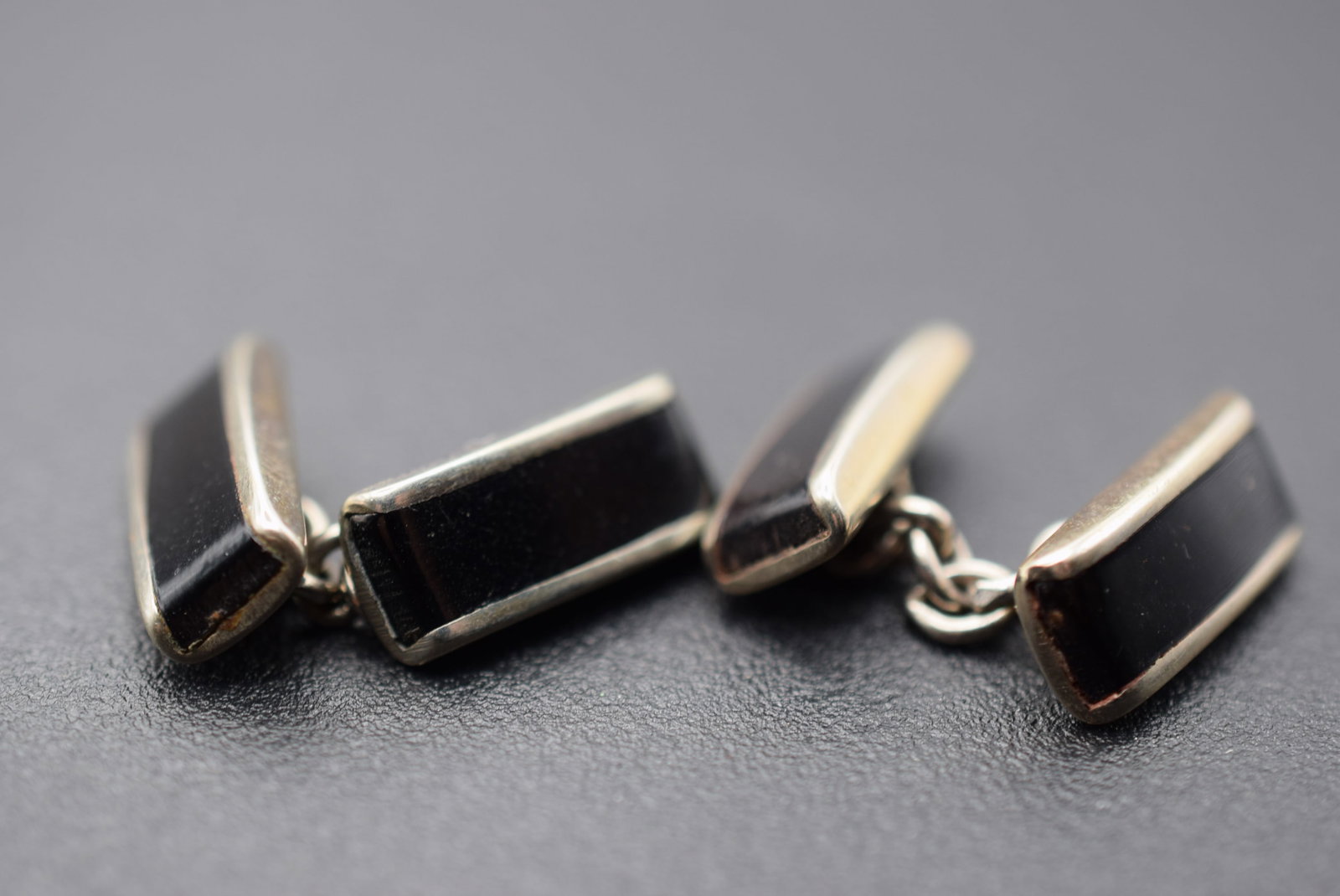 Onyx Sterling Vintage Cufflinks Nice ! Lot 911: Onyx Sterling Vintage Cufflinks Nice ! Measures 5/8" x 1/4" unmarked silver