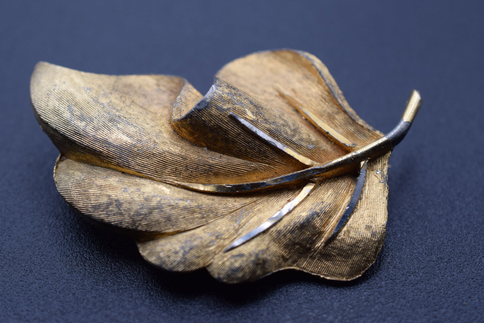 BSK Leaf Vintage Brooch Pin Signed Lot 921: BSK Leaf Vintage Brooch Pin Signed measures 2 3/8" x 1 5/8"